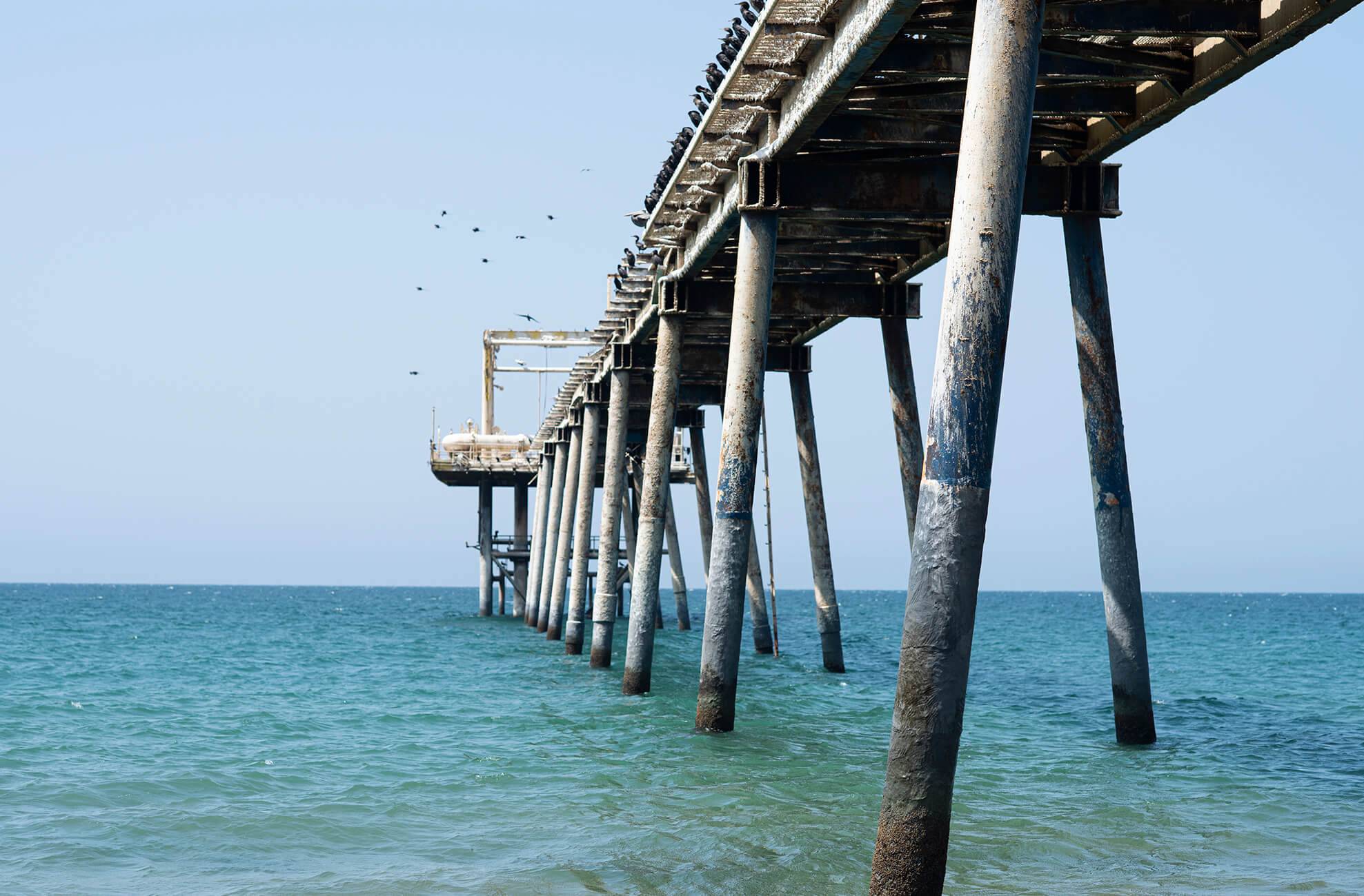 Muelle y agua turquesa